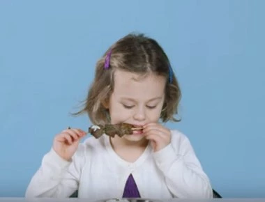 Παιδιά δοκιμάζουν για πρώτη φορά ελληνικά φαγητά – Δείτε τις αντιδράσεις τους (βίντεο)